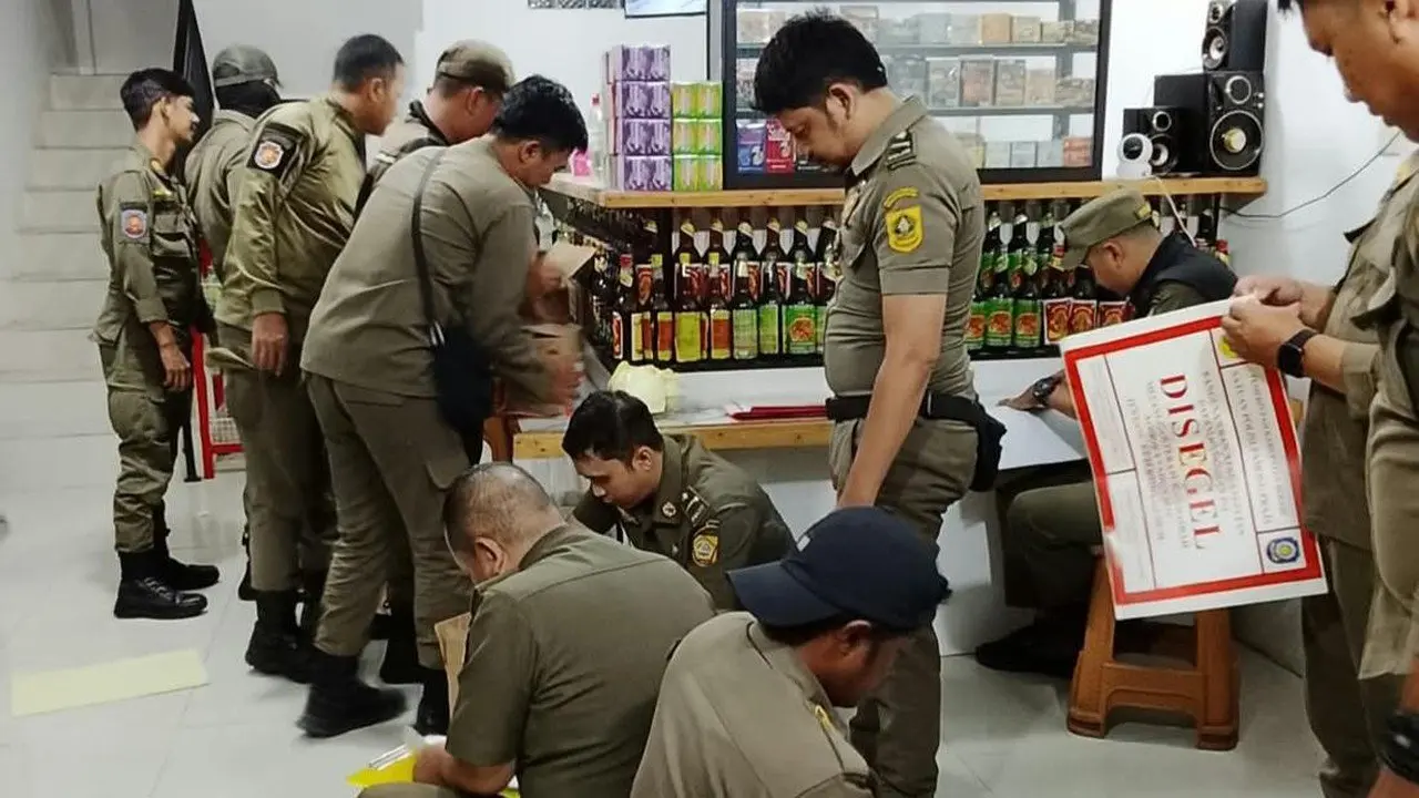 1.482 Botol Miras Ilegal Diamankan dari Toko di Terminal Cibinong