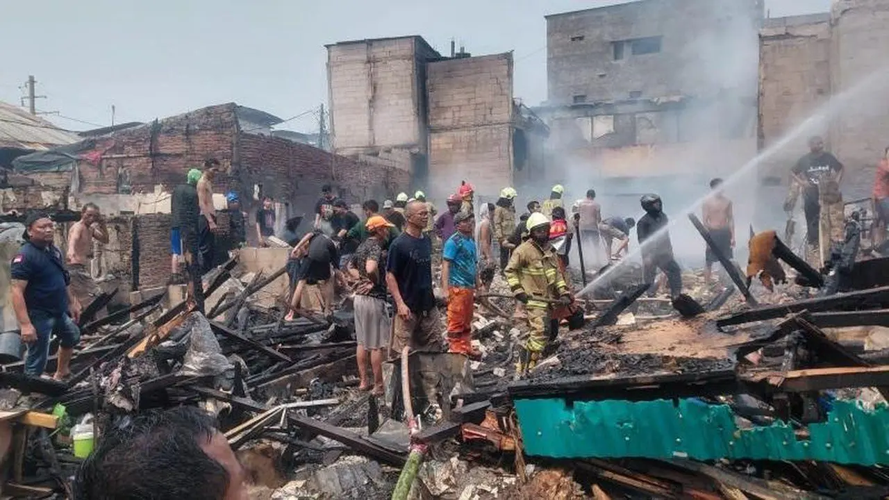 20 Rumah Semi Permanen di Pademangan Ludes Terbakar, Diduga Akibat Korsleting Listrik