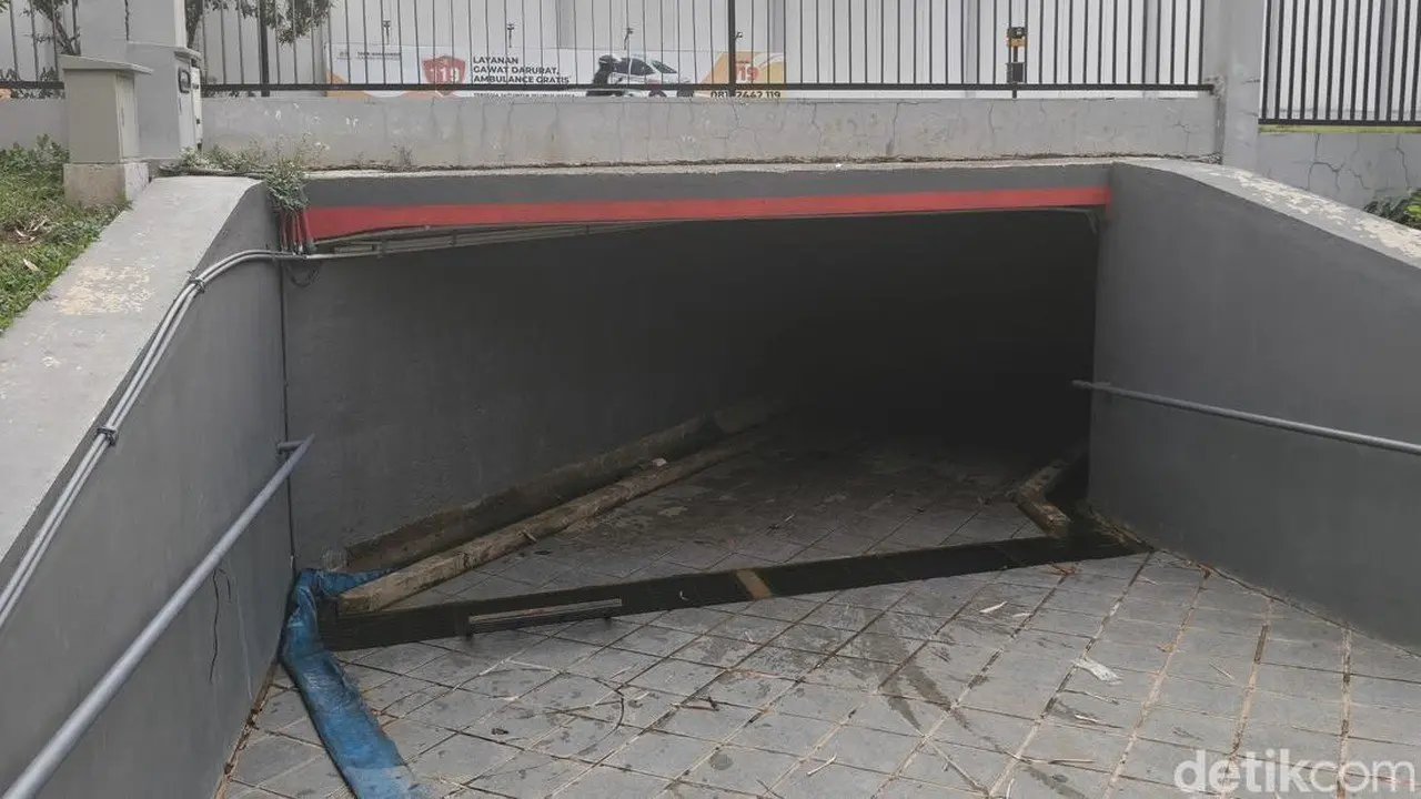 Akses Makam Terhalang Perumahan, Warga Bandung Terpaksa Lewati Terowongan Sempit Bawa Jenazah