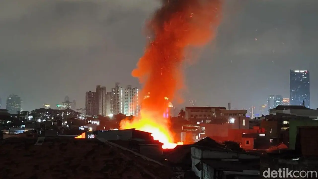Api Berkobar di Permukiman Padat Petamburan, Damkar Berupaya Padamkan