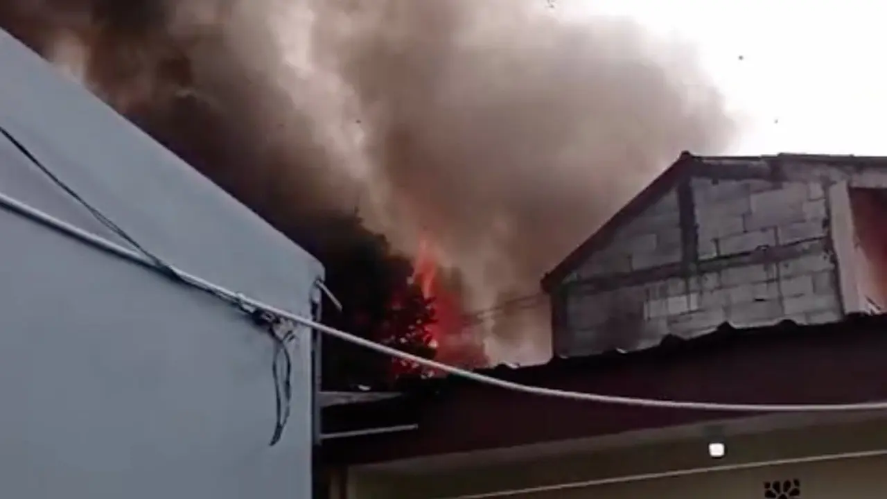 Api Lahap Rumah di Cakung, 30 Menit Petugas Berjibaku Padamkan Kebakaran