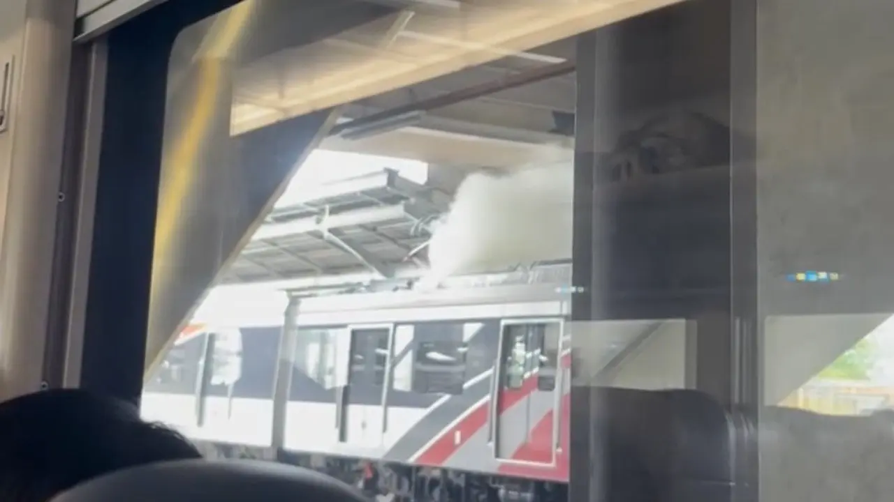 Asap Mengepul dari KRL di Stasiun Cikarang, Penumpang Panik