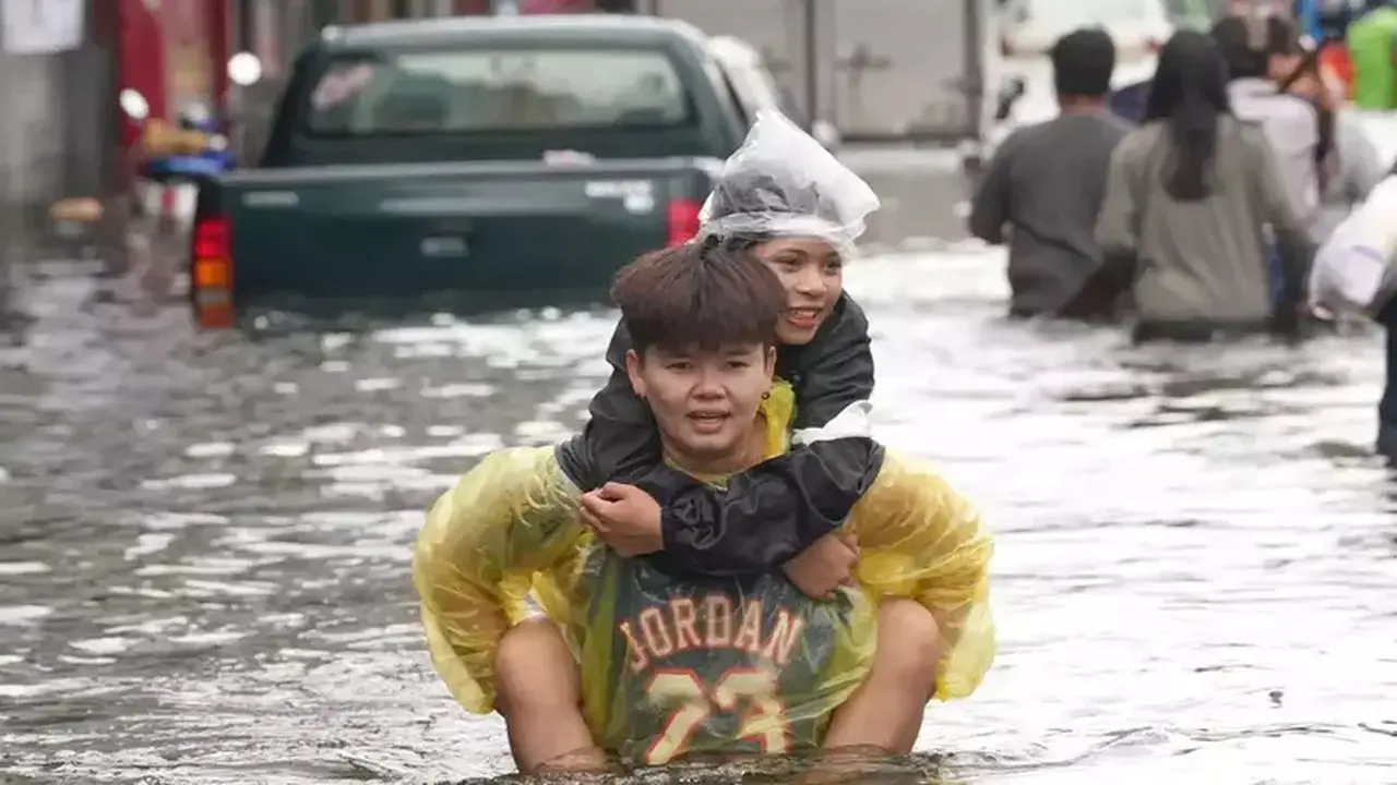 Banjir Dahsyat Landa Bangkok, Aktivitas Warga Lumpuh Total