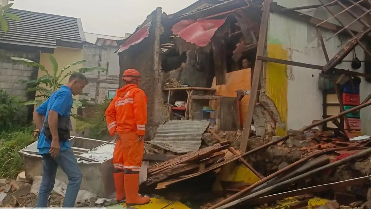 Dinding Rumah Warga Cibinong Ambruk Akibat Hujan dan Angin Kencang