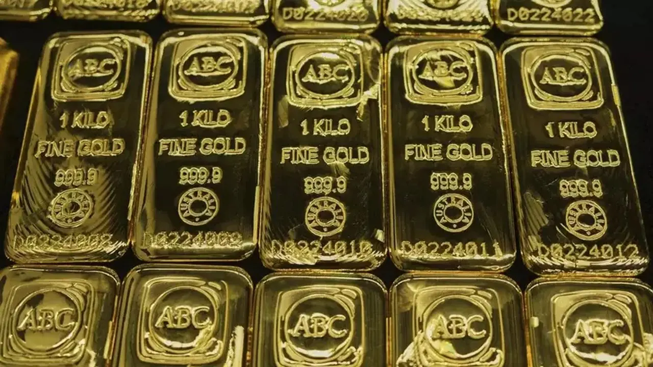 Emas Tertekan Dolar AS, Analis Ungkap Potensi Titik Balik di Level Ini