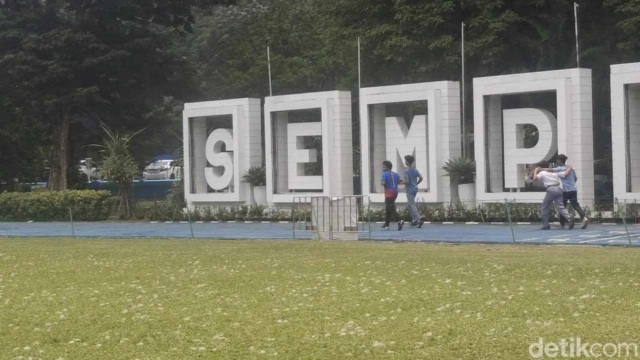 Fenomena 'Salju' Kapas Pohon Randu Hiasi Lapangan Sempur Bogor