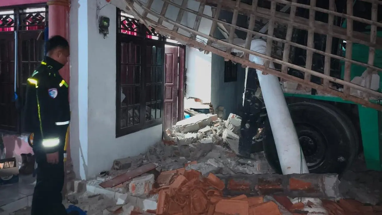 Forklift 15 Ton Hilang Kendali dan Tabrak Rumah Warga di Tangerang
