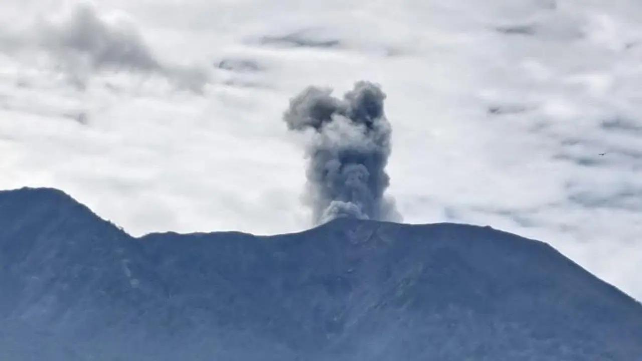 Gunung Marapi Semburkan Abu Vulkanik, Bukittinggi dan Agam Diselimuti Material Letusan