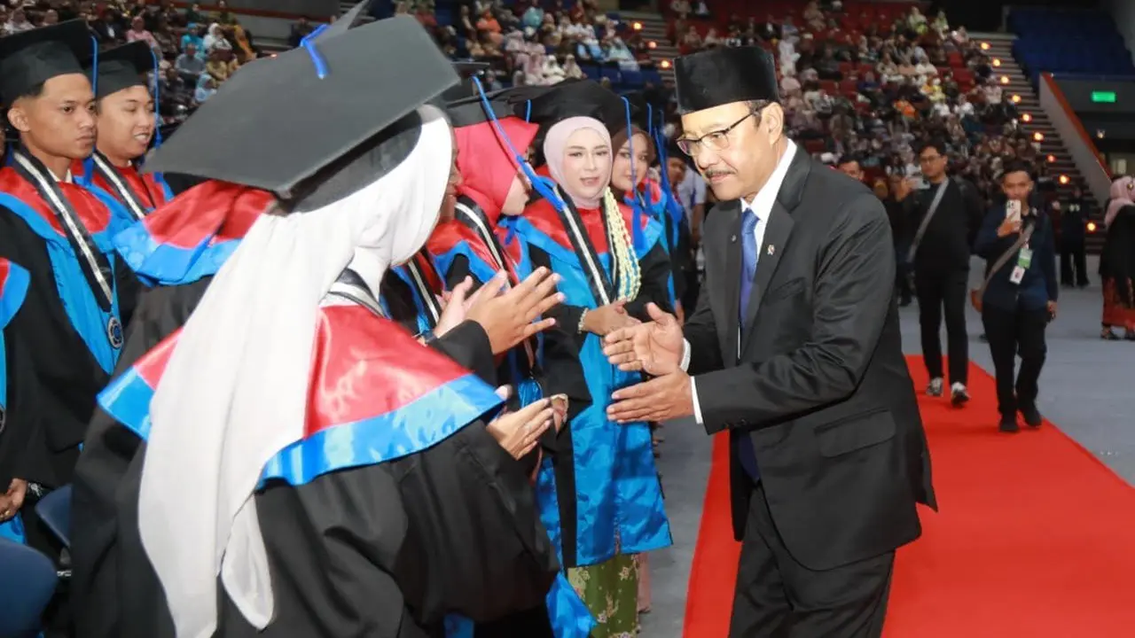 Gus Ipul Ajak Lulusan Poltekesos Jadi Agen Perlinsos dan Penggerak Sekolah Rakyat