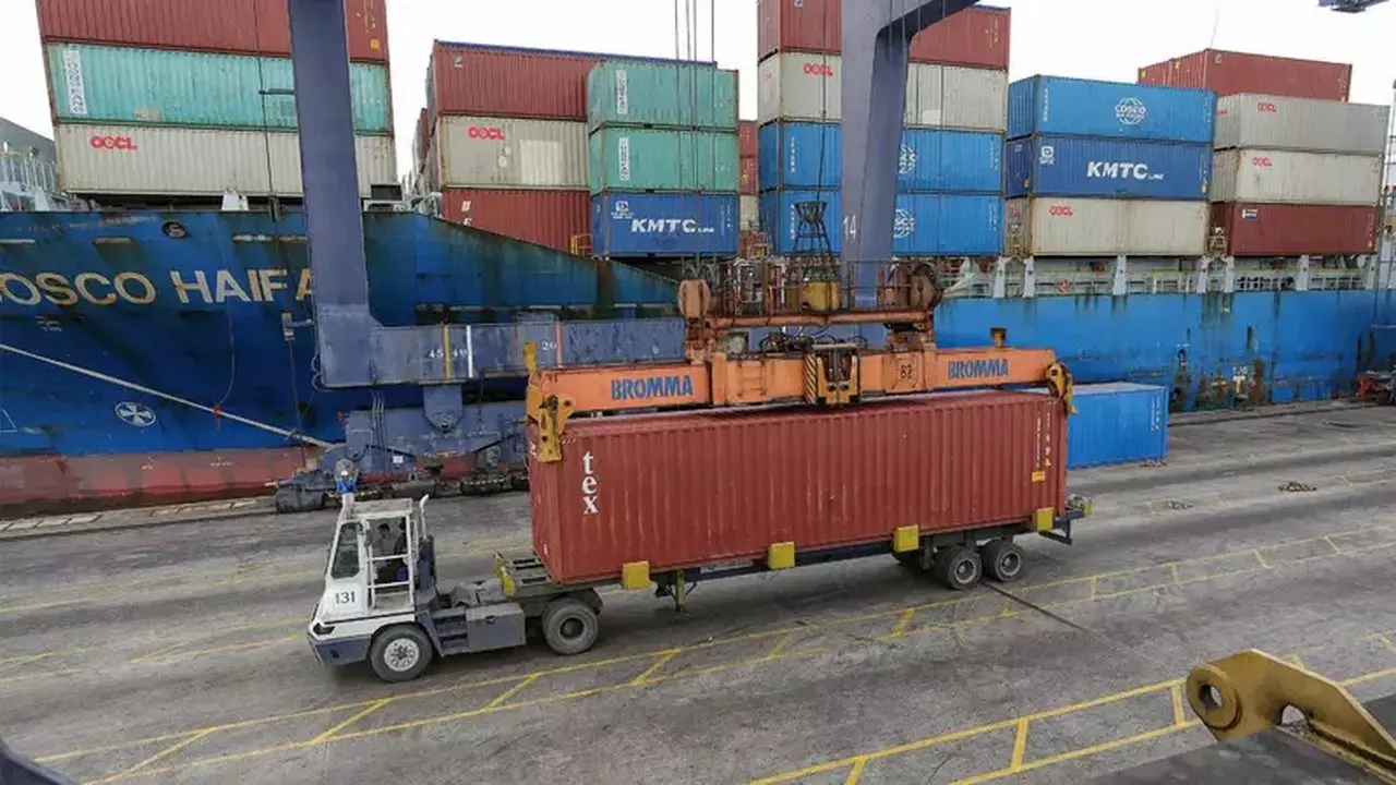 Impor Meroket, Surplus Dagang Indonesia Terancam Menyusut