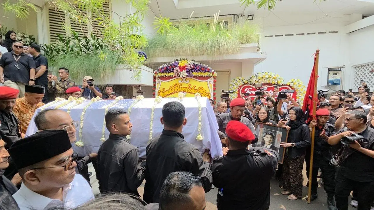 Jenazah Guruh Soekarnoputra Diantar ke TPU Karet Bivak dengan Pengawalan Polisi
