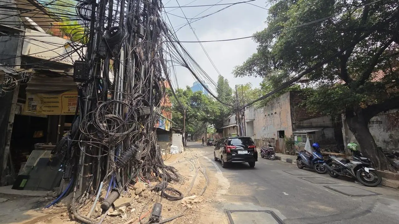 Kabel Semrawut di Mampang Sebabkan Warga Terpeleset, Potensi Bahaya Mengintai