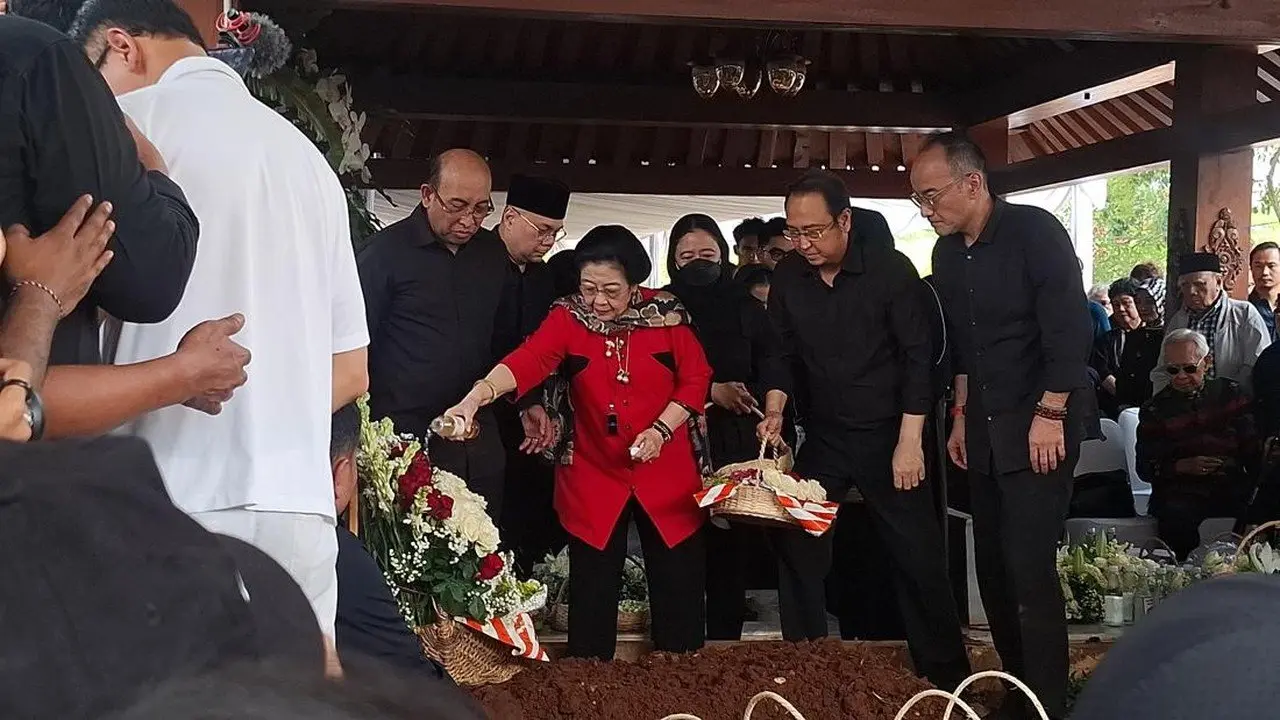Megawati dan Sukmawati Beri Penghormatan Terakhir untuk Guruh Soekarnoputra