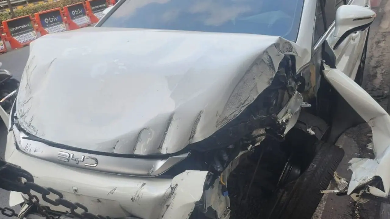 Mobil Listrik BYD Tabrak Lampu Jalan dan Trotoar di Gatot Subroto