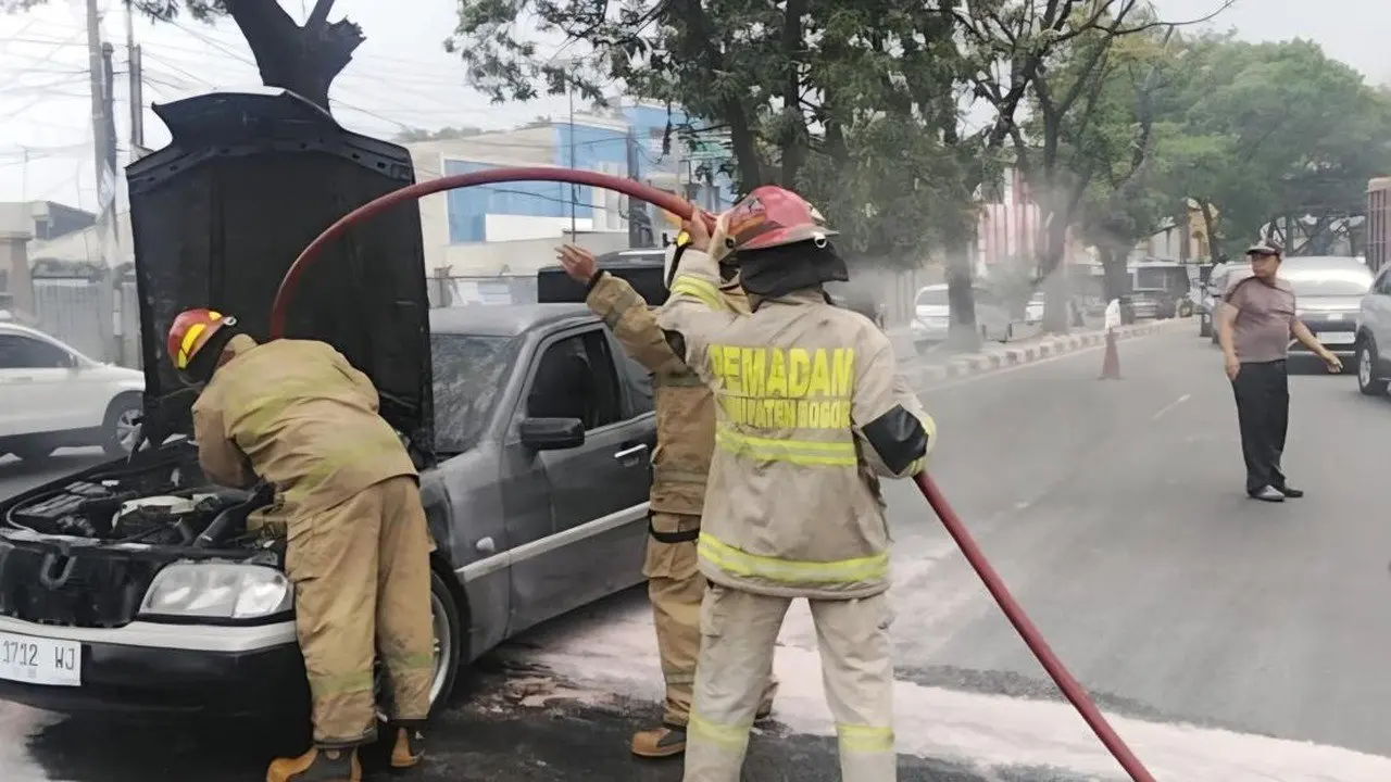 Mobil Mercedes-Benz Terbakar Misterius di Cileungsi Bogor