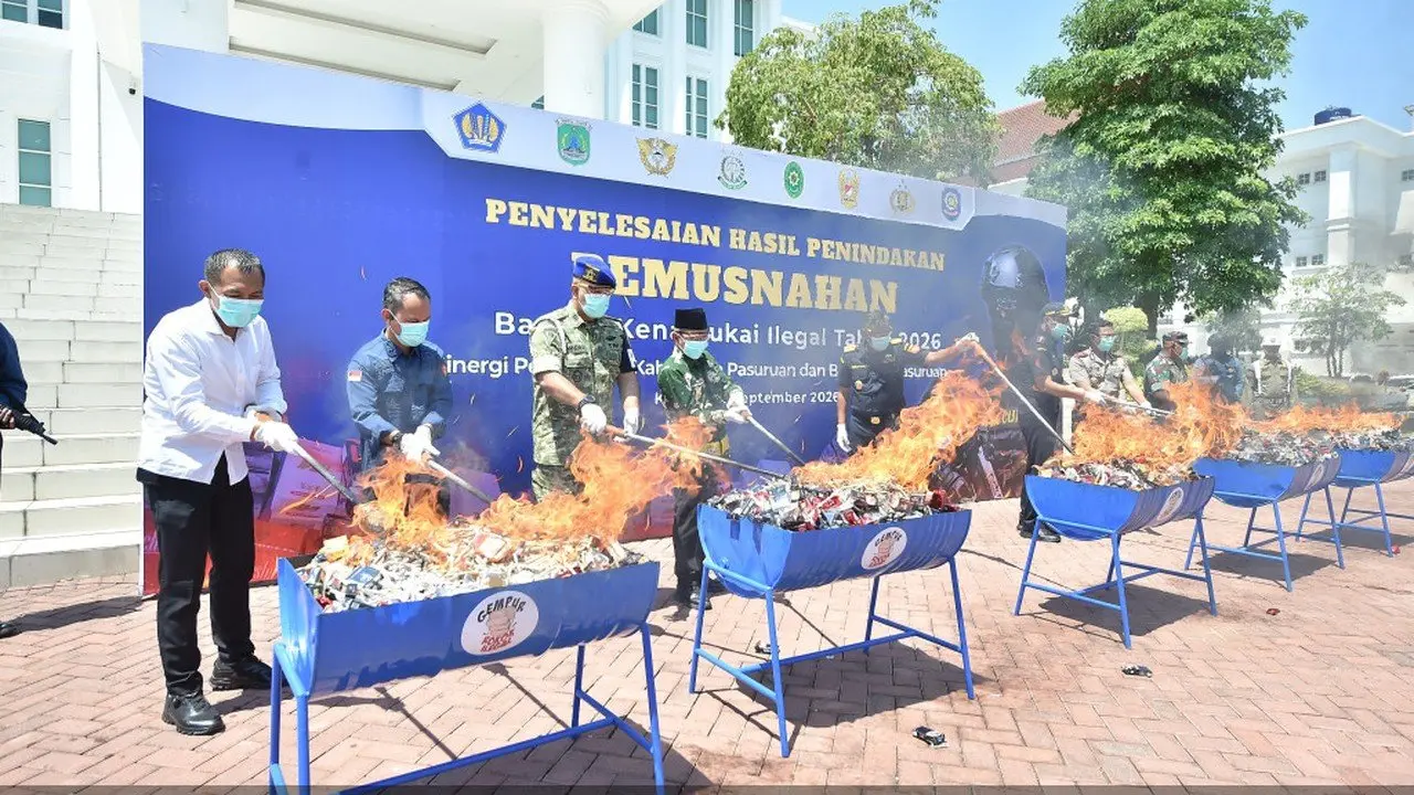 Pemusnahan Jutaan Batang Rokok Ilegal dan Miras di Pasuruan