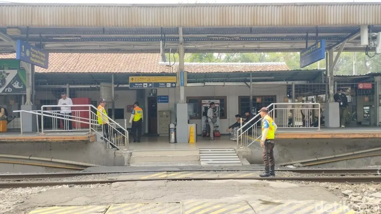Petugas Stasiun Rawabuntu Bantu Penumpang Melahirkan di Gerbong KRL