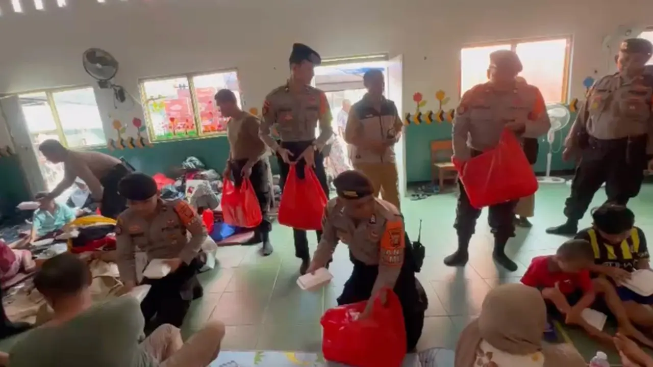 Polda Metro Jaya Distribusikan Bantuan Pangan untuk 173 Pengungsi Kebakaran di Jakarta Utara