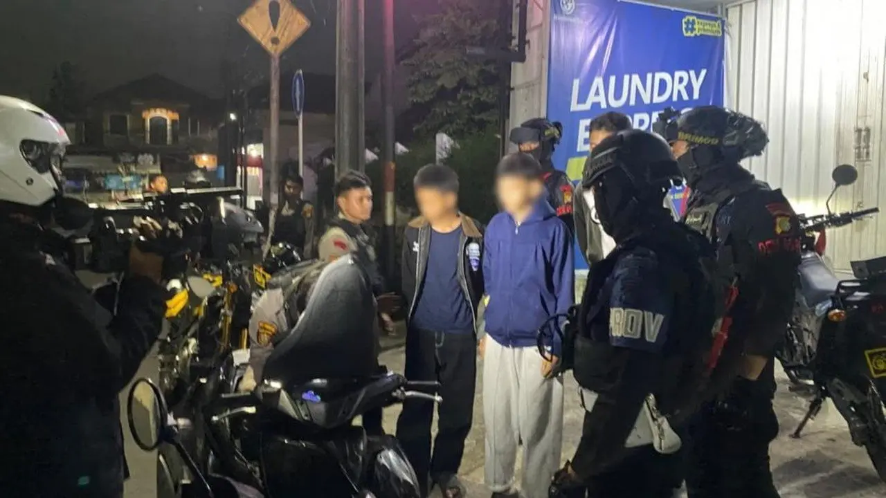 Polisi Amankan Dua Pemuda dan Sita Senjata Tajam dalam Pembubaran Balap Liar dan Tawuran di Jakarta Timur