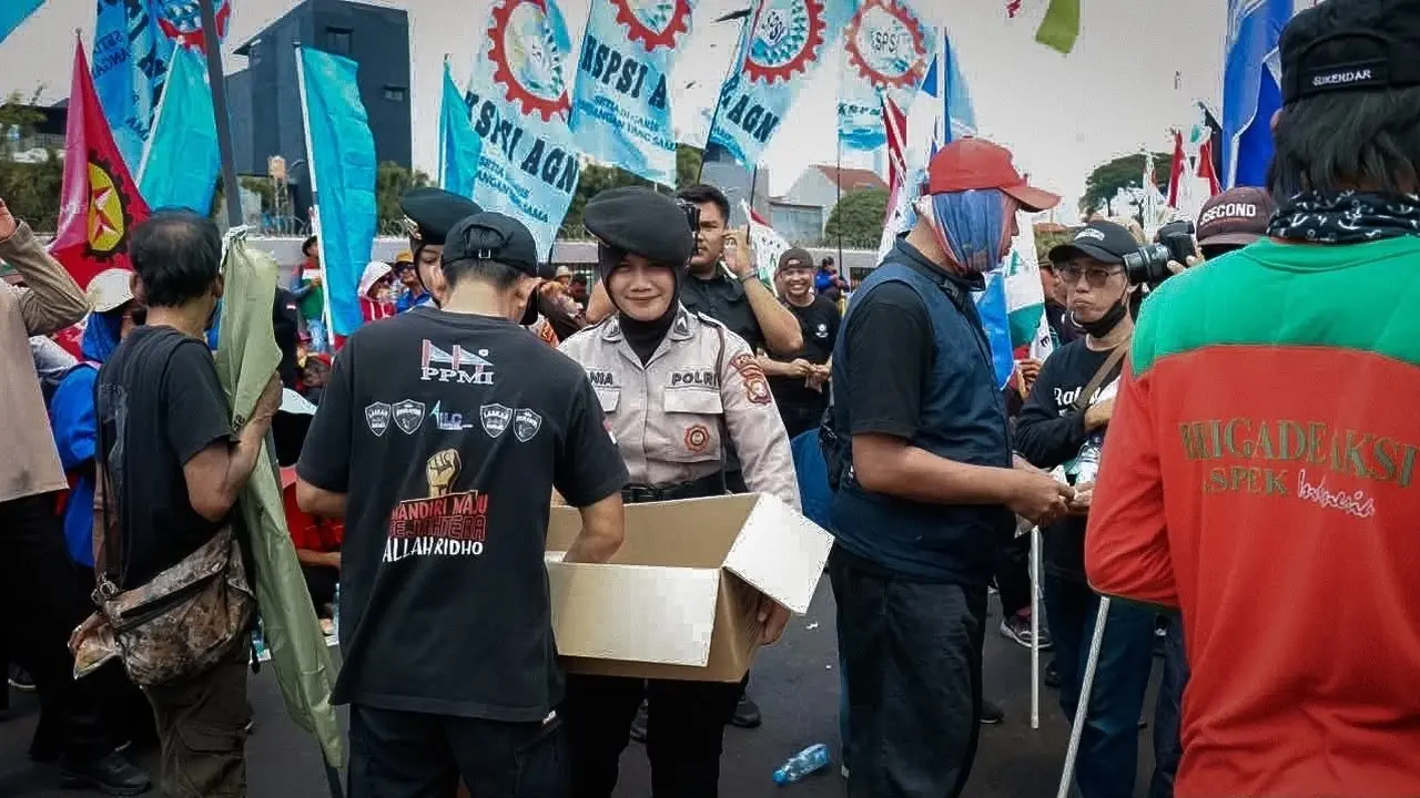 Polisi Beri Bantuan Konsumsi untuk Peserta Aksi di Gedung DPR