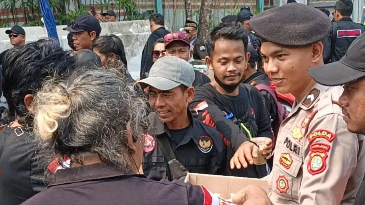 Polisi Polda Metro Beri Bantuan Air Minum dan Roti untuk Massa Aksi di Monas