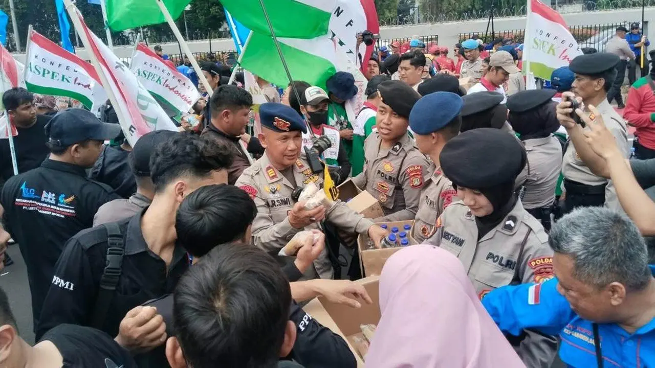 Polisi Polda Metro Jaya Berikan Makanan ke Massa Aksi di DPR