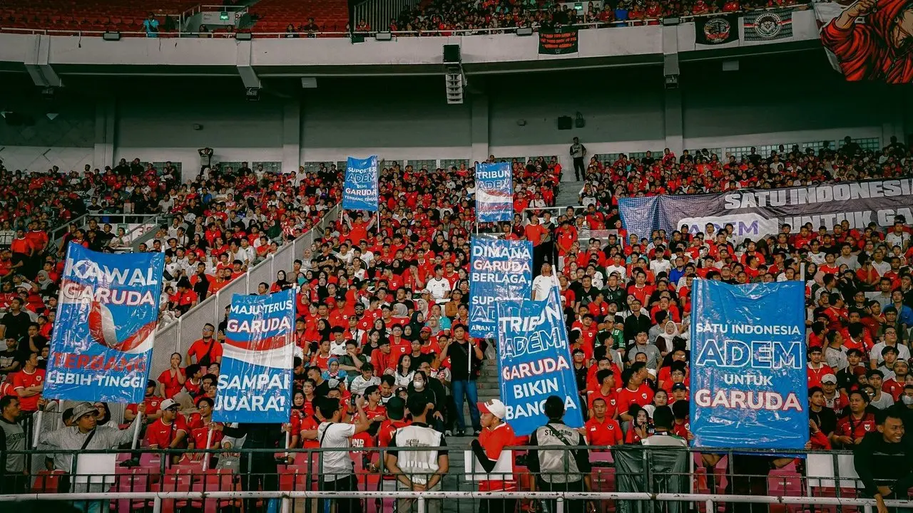Ribuan Suporter Bentuk Mural 'BELIEVE' Dukung Timnas Indonesia di FIFA ASEAN Cup