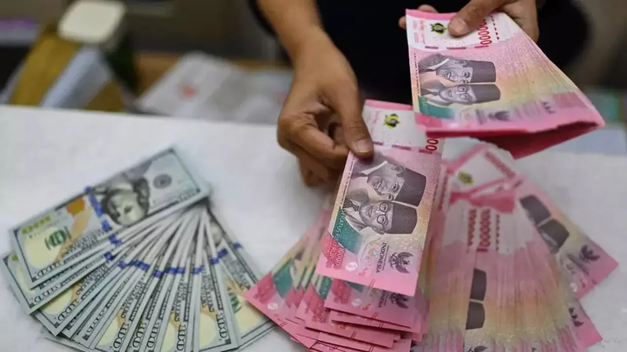 Rupiah Anjlok ke Rp 18.000, Pasar Dihantui Gejolak Minyak Dunia