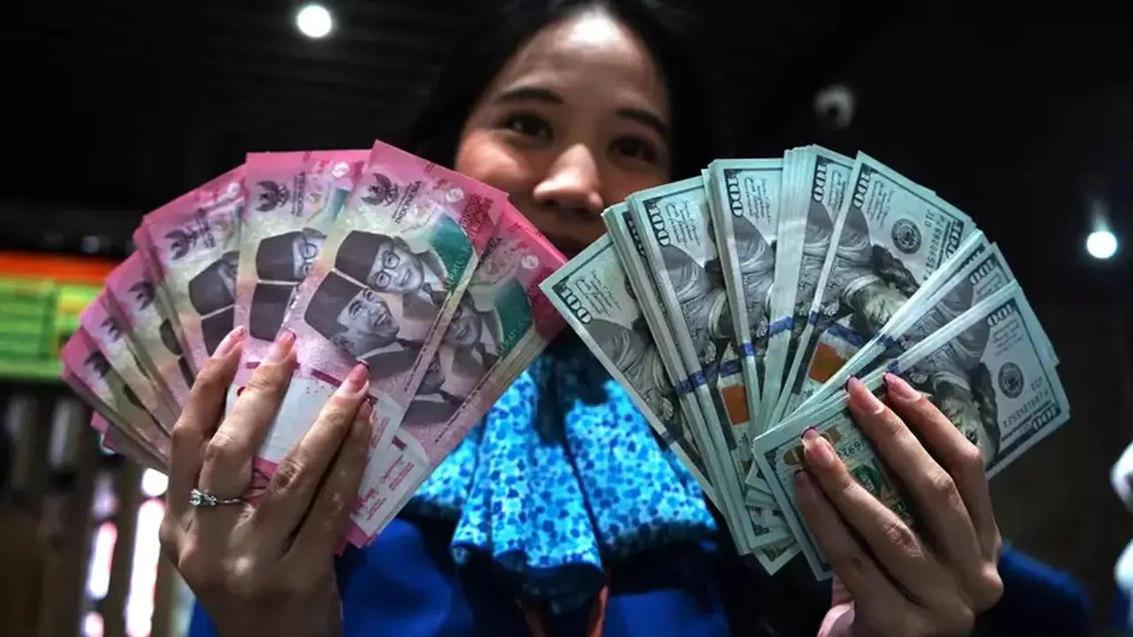 Rupiah Diprediksi Terus Melemah, Tembus Rp 17.900 per Dolar AS