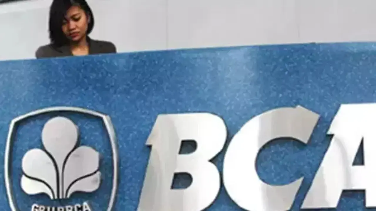 Saham BBCA Anjlok Usai Bantah Kabar Akuisisi Haji Isam