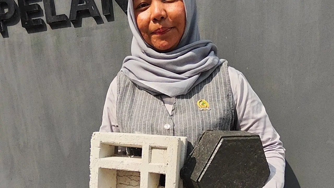 Sampah Plastik Desa Cipelang Berubah Jadi Paving Block Bernilai Ekonomi