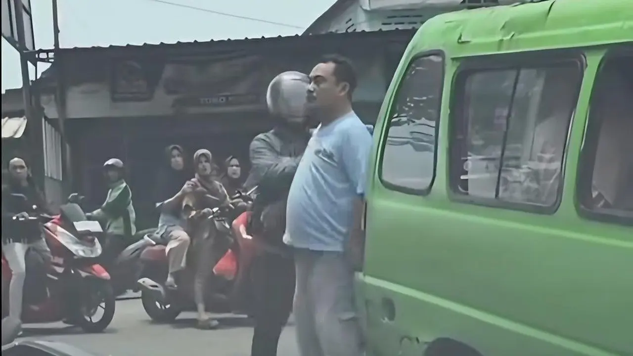 Sopir Angkot dan Pemotor Adu Mulut di Bogor, Motor Terjatuh