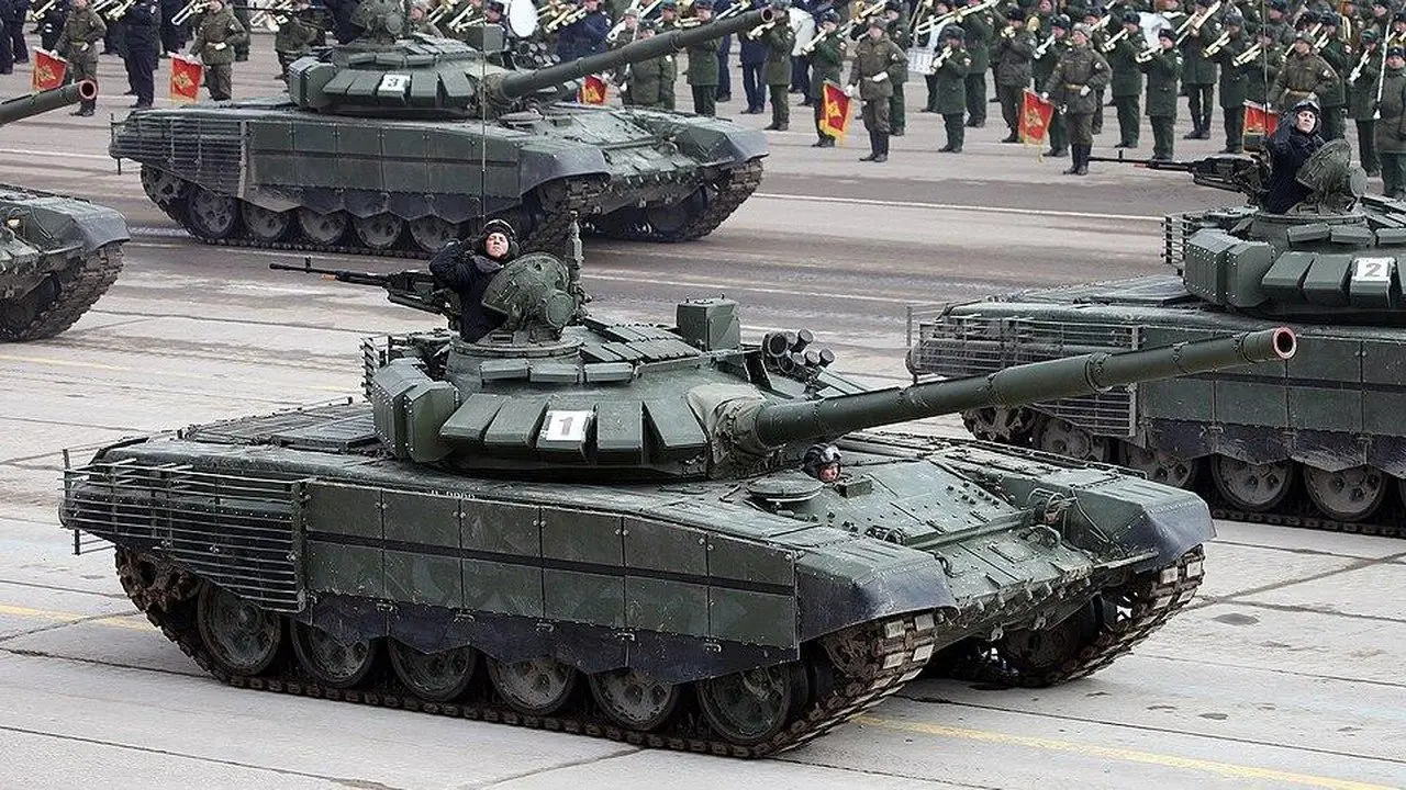 Tank T-72 Soviet: Ancaman Lapis Baja yang Menghantui Perang Dingin