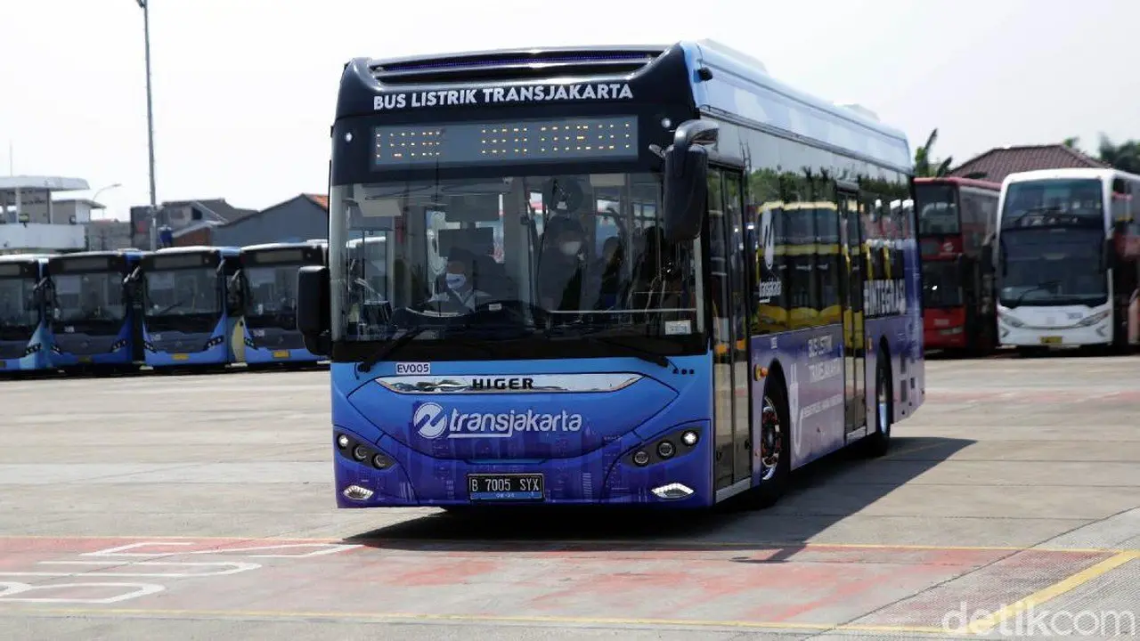 Transjakarta Akan Sepenuhnya Gunakan Bus Listrik pada 2030