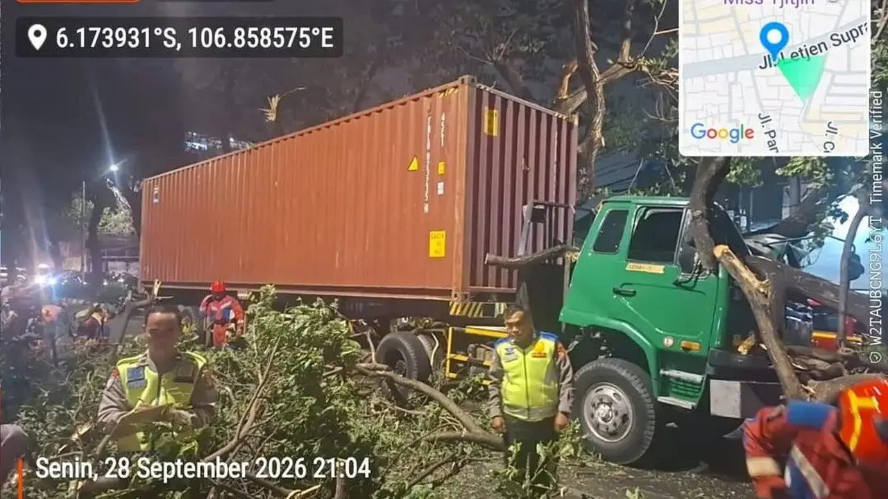 Truk Kontainer Tabrak Pohon di Cempaka Putih, Lalu Lintas Jakarta Pusat Macet Total
