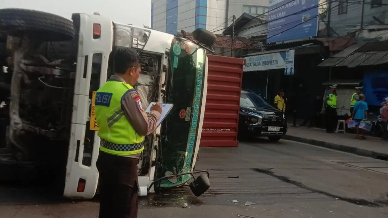 Truk Kontainer Terguling di Jembatan Dua Jakbar Akibat Sopir Mengantuk