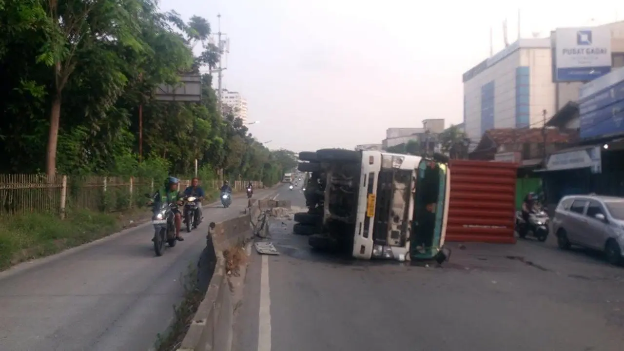 Truk Kontainer Terguling di Jembatan Dua Jakbar, Arus Lalu Lintas Kembali Normal
