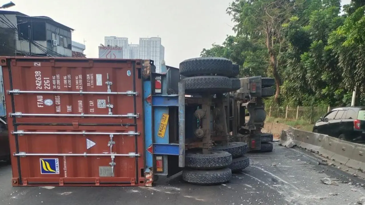 Truk Kontainer Terguling di Pluit, Diduga Akibat Sopir Mengantuk