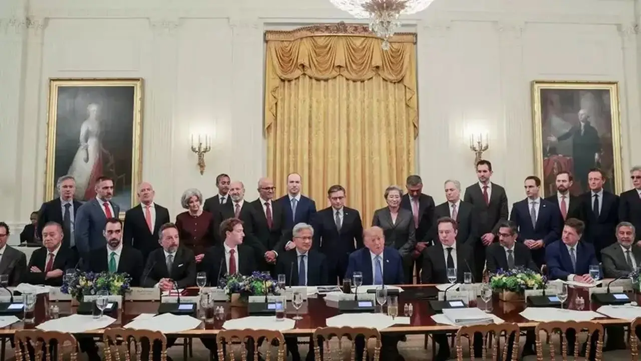 Trump Teken Komitmen AI Bersama Bos Teknologi, Singgung Perlindungan Nasional