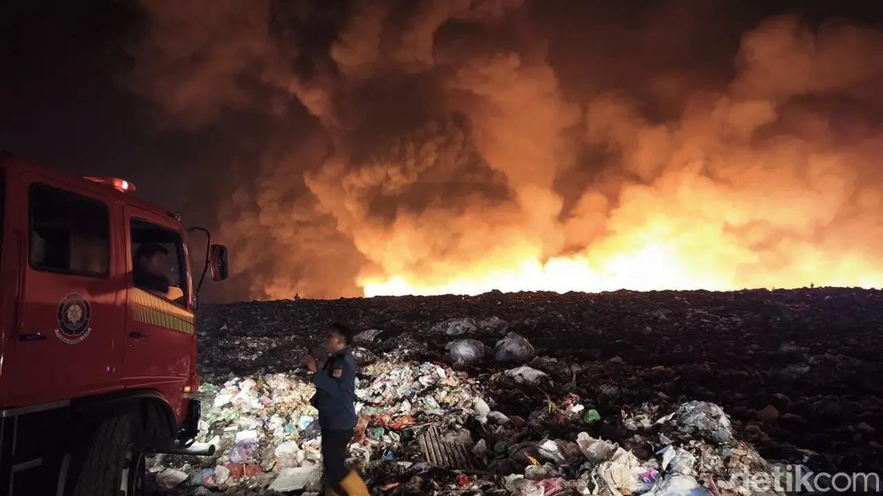 Api Melalap 10 Hektare TPA Jatibarang Semarang, Petugas Berupaya Bendung Sungai