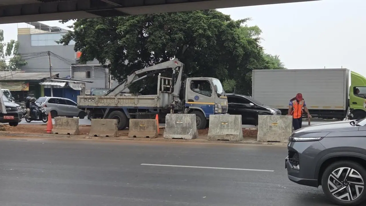 Barrier Beton Ditambah di Bawah Flyover Pesing, Atasi Aksi Putar Balik Motor