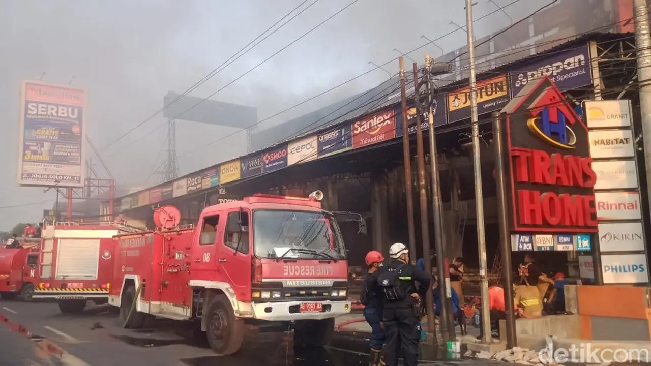 Dua Karyawati Meninggal Akibat Kebakaran Toko Bangunan di Sleman