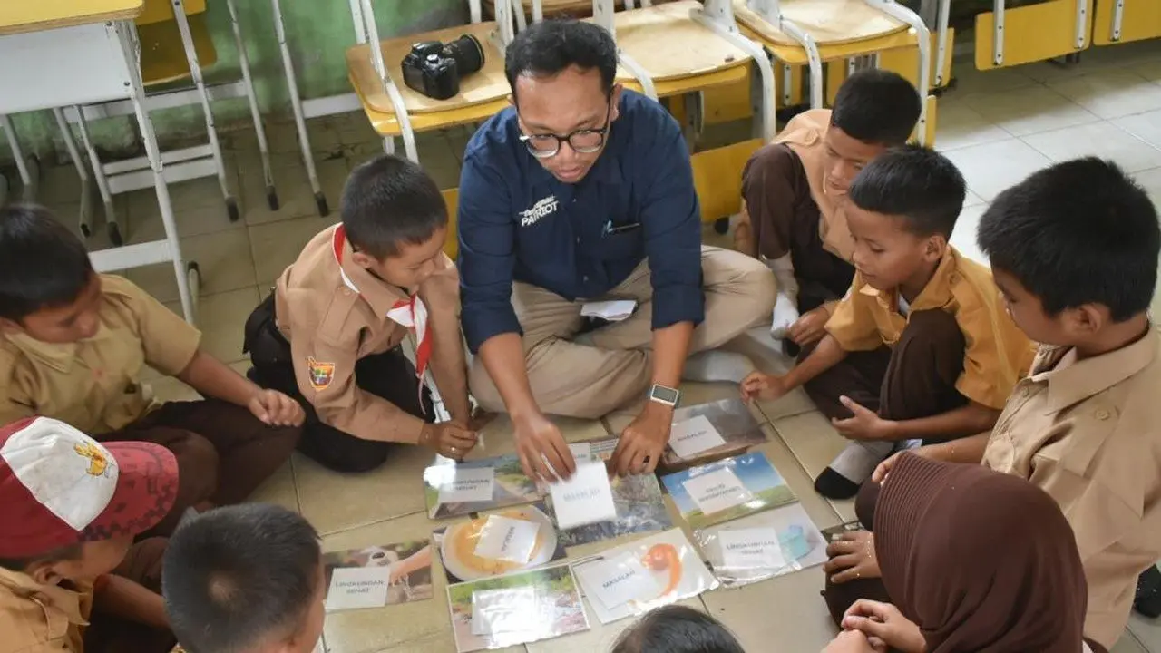 Edukasi Lingkungan Undip untuk Siswa Transmigran di Tempirai Selatan