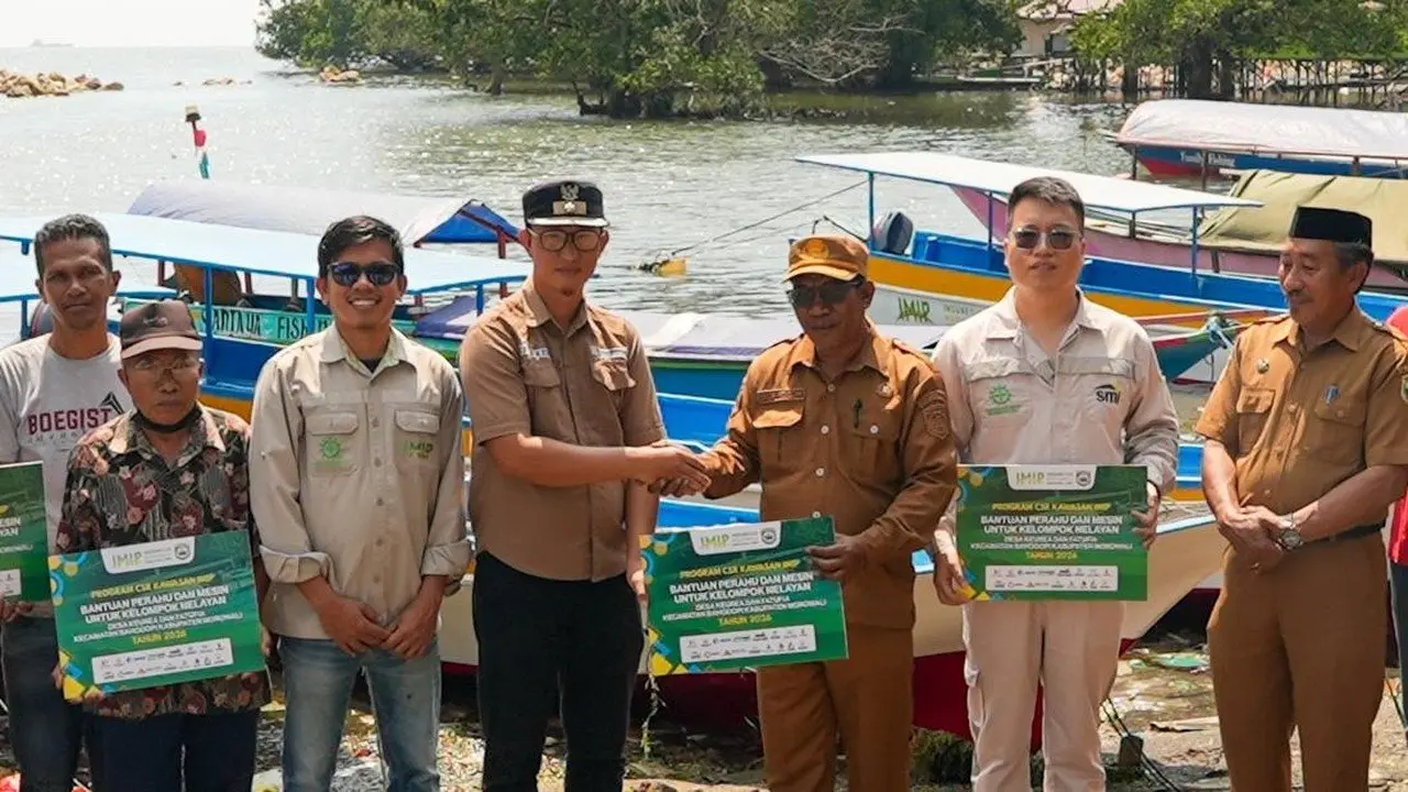 IMIP Berikan Bantuan Kapal Fiberglass untuk Tingkatkan Ekonomi Nelayan Pesisir