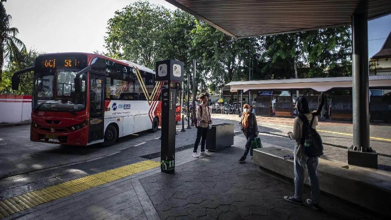 Insiden Tak Senonoh di Bus Transjakarta: Penumpang BAB di Dalam Bus