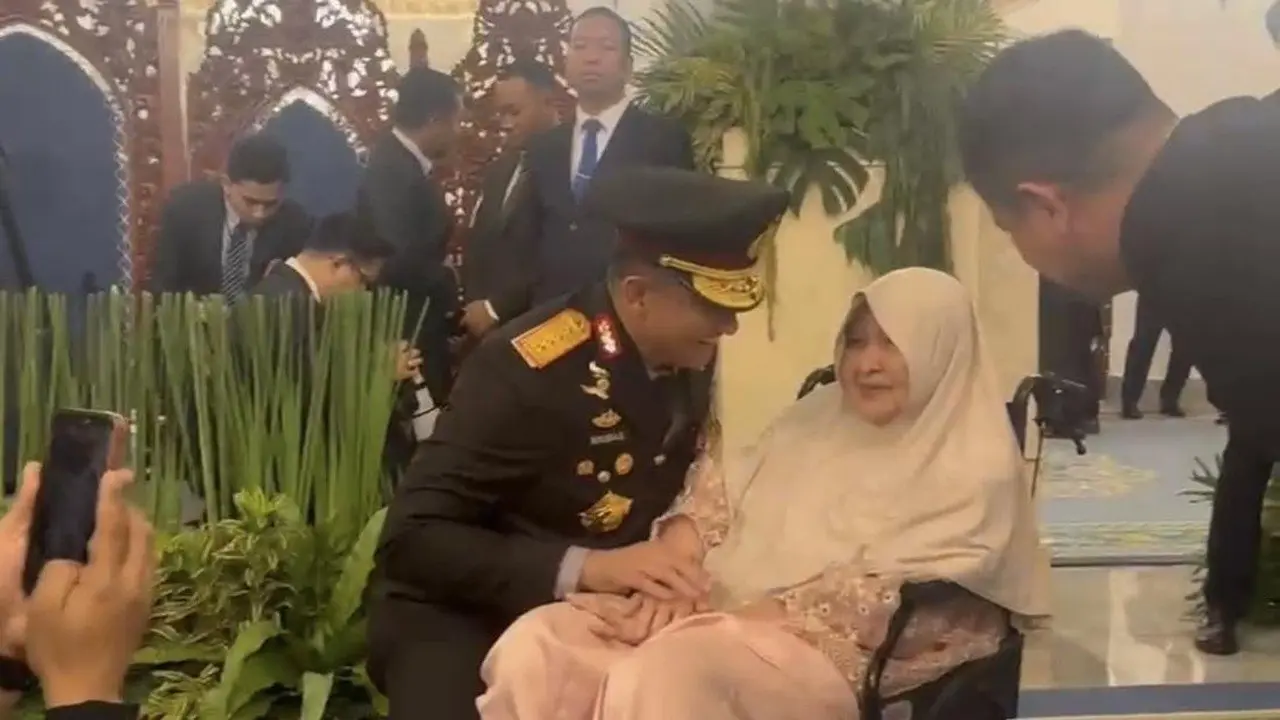 Jenderal Suyudi Cium Tangan Ibu Usai Dilantik Kapolri di Istana