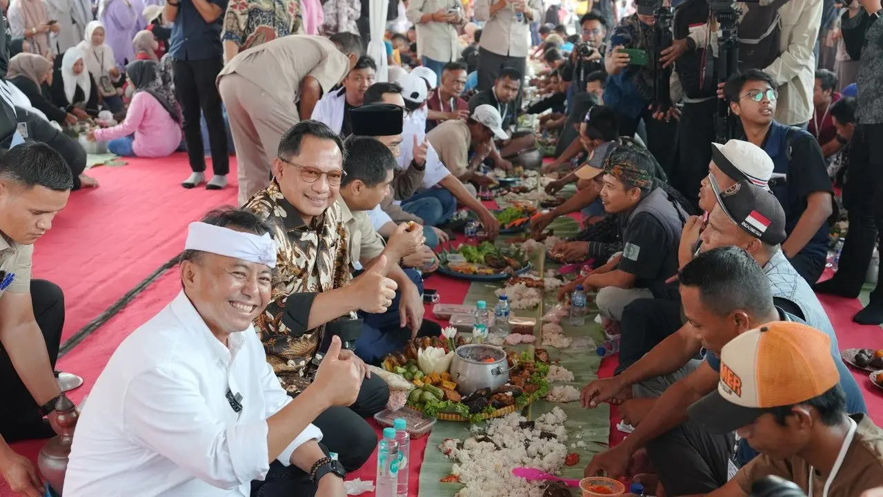 Mendagri Tito Karnavian Santap Nasi Liwet Bersama Sopir Truk Genteng di Purwakarta