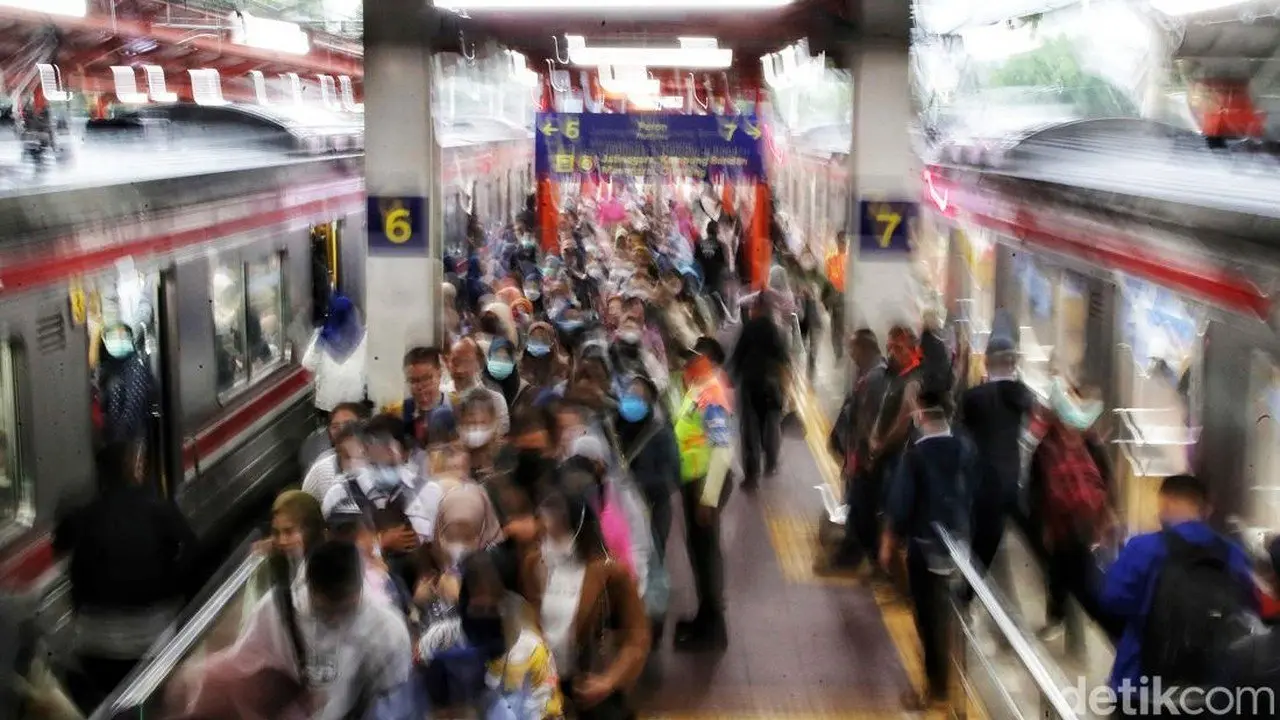 Penumpang KRL Adu Mulut di Stasiun Bekasi Akibat Rebutan Eskalator