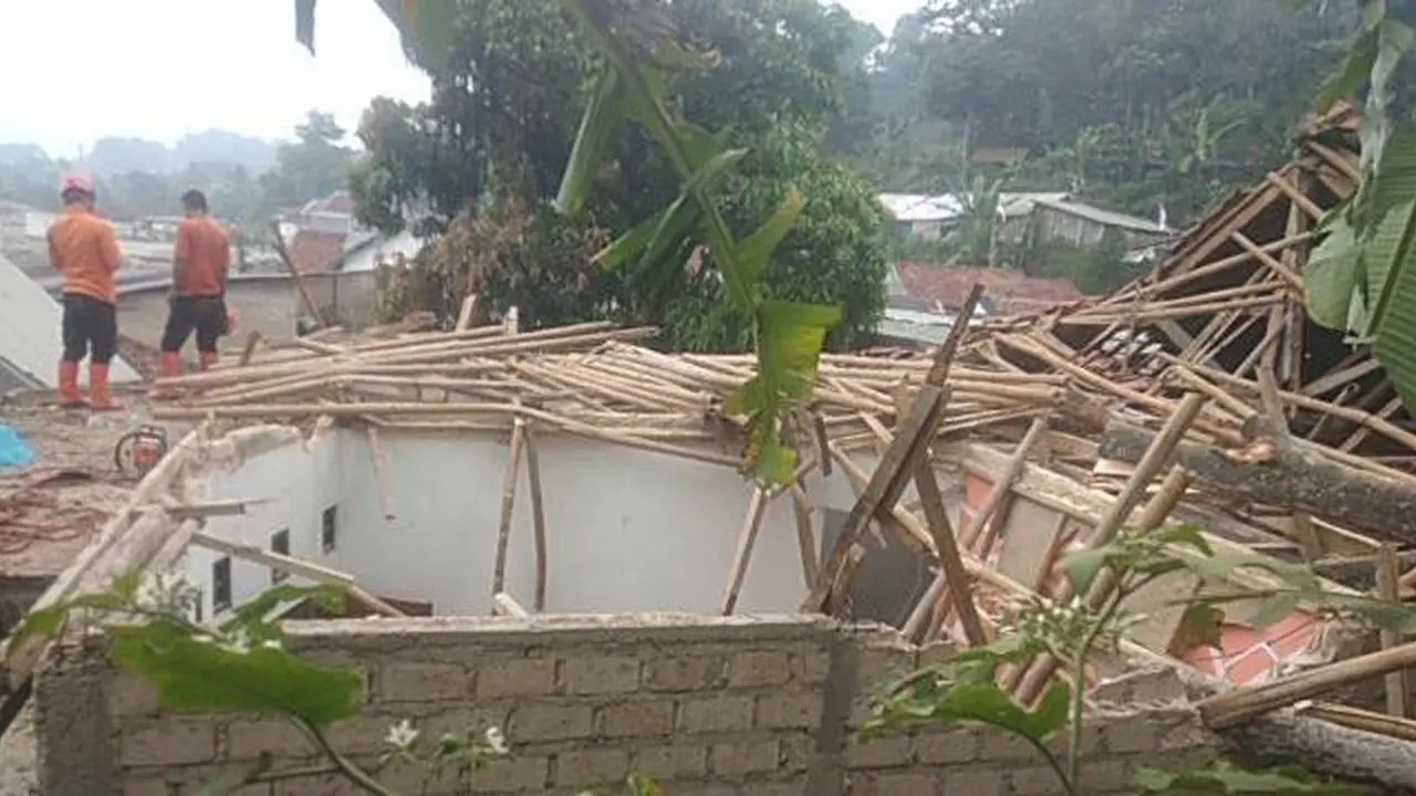 Pohon Tumbang Timpa Rumah Warga Bogor Akibat Badai, Atap Ambruk