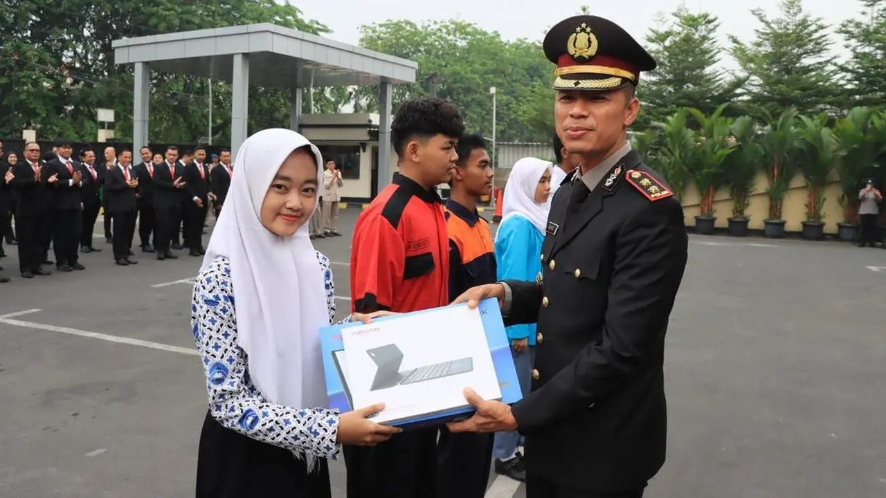 Polres Bekasi Kota Beri Tablet untuk Dorong Prestasi Pelajar Lewat Program 'Jaga Pelajar'
